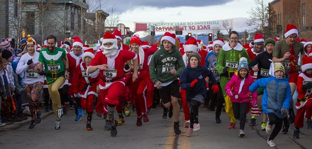 Race of the Santas participants running